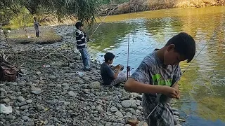 una edicion especial regalando unos equipos de pesca en el rio a pequeños pescadores la mejor pesca