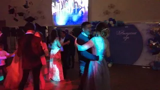 Выпускной 2019,11е классы, танец с родителями)