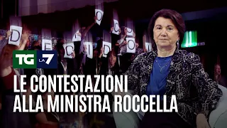 Le contestazioni alla ministra Roccella