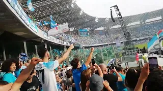 Napoli - Sampdoria 2-0. Tutto lo stadio canta l'inno.