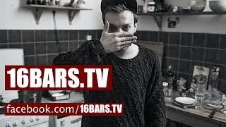 Karate Andi zeigt seine Wohnung (16BARS.TV)