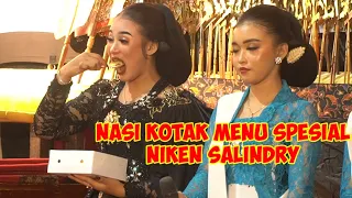 Gaya menggemaskan NIKEN SALINDRY ketika menikmati hidangan makan malam