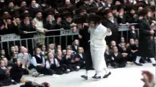 Satmar Rebbe dancing Mitzvah tantz at his granddaughters wedding in Israel.