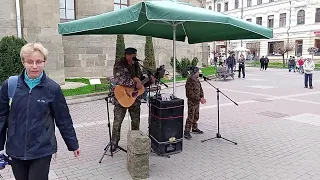 Кисловодск. "Пятачок". Поет Виктор Страхов с сыном. 22.04.2023 г.