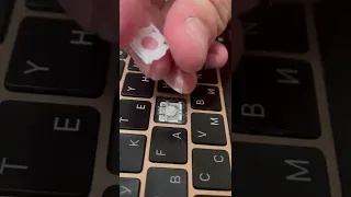 Как почистить залипшую клавишу на MacBook Air m1.