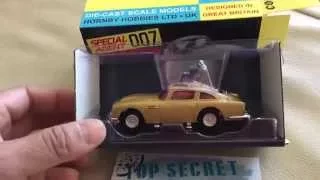 Looking At Toys.  Corgi cc04204G gold James Bond 007 Aston Martin DB5 unboxing and description