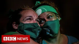 Activists celebrate Argentina vote to legalise abortion - BBC News