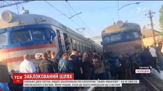 Поблизу Львова пасажири не змогли вміститися у вагони електрички, тому заблокували рух