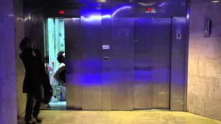 Nudo in ascensore bellissimo