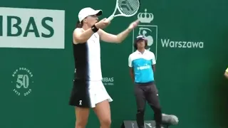 IGA SWIATEK COMPLAINS TO UMPIRE 2023 WARSAW OPEN