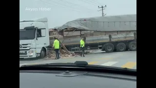 Akyazı'da makaslayan tır trafiği aksattı