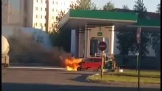 В Сургуте на одной из автозаправок сгорела машина