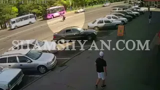 ԲԱՑԱՌԻԿ ՏԵՍԱՆՅՈՒԹ. Երևանում հետիոտնը իր մեղքով հայտնվում է ավտոմեքենայի տակ