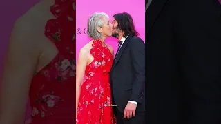 Keanu Reeves y Alexandra Grant mirada y beso de amor