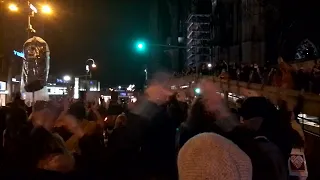 Vor dem Kölner Dom am 7.2.2022 ! Hunderte Demonstranten klatschen gleichzeitig.