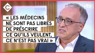 Invité : Gilbert Deray, Elie Korchia et Philippe Guedj - C à Vous - 25/10/2021