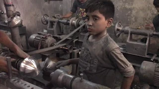 Kinderarbeit: Sumon steht in einer Aluminiumfabrik in Bangladesch an der Maschine
