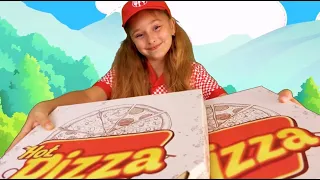 Sasha finge ser un oficial de policía y juega a repartir pizzas