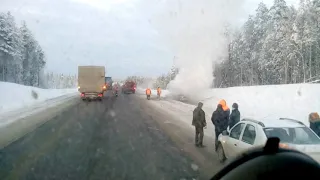 Ауди сгорела, водитель и пассажир в хлам обкуренные сильно обгорели.