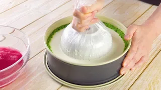 Elle arrache le bol du moule à gâteau. Ce qu'elle fait ensuite est un spectacle culinaire !