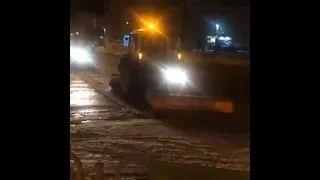 В «Парковом» расчистили затопленную дорогу | 74.RU