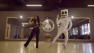 Marshmello & Neha Kakkar do the Biba Dance together in Mumbai | #BIBADance