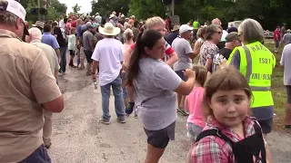 People awaiting the arrival of Big Boy No. 4014 in Hardin, Texas.