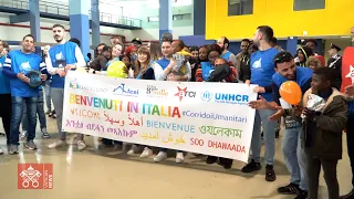 Un gruppo di 97 rifugiati arriva dalla Libia a Fiumicino con la nComunità di Sant'Egidio