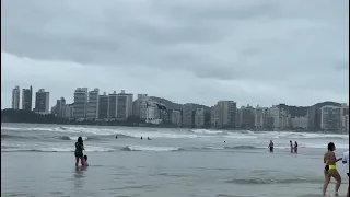 Helicóptero da Polícia sobrevoa a Praia de Pitangueiras no Guarujá