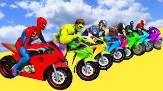 الأبطال الخارقين على دراجة نارية على ج - Superheroes on a motorcycle ride on the bridge of spiderman