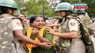 Women Congress Confronts With Police During Lok Seva Bhawan Gherao While Protesting Against BJD Govt