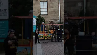 Мужчина с мальчиком в Кисловодске поют песню "Люди добрые".