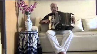 SHESHADRI SINGS  MAI TUMHISE POOCHTI THROUGH HIS ACCORDION