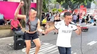 OLHA O QUE ESSE BAILARINO FAZ QUANDO O CANTOR DE RUA COMEÇOU CANTAR 🎤 PISEIRO NA AVENIDA PAULISTA