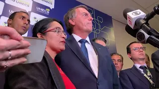 Bolsonaro foge de entrevista ao ser questionado sobre ser “tchutchuca do Centrão”