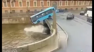 Bus sbanda e precipita nel fiume a San Pietroburgo