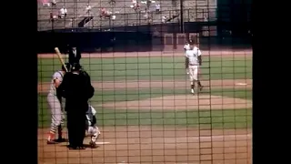 Brooks Robinson hits a homerun in Yankee Stadium (1966)