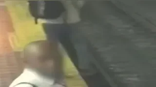 Argentine : un homme en marchant tombe du quai de métro en regardant le téléphone portable