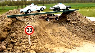 1 /64 Dynamic Diorama - Cars Truck and Police Chase - Crash Compilation Slow Motion 1000 fps  #38