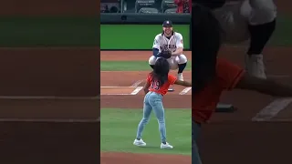 No one could throw out the first pitch like Simone Biles 👏🥇 #Shorts