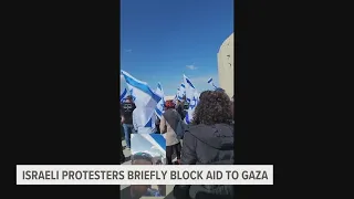 Israeli protestors block trucks carrying humanitarian aid to Gaza