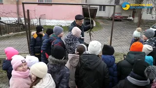 Володимир Баточенко та учні Золочівського  ЗЗСО І-ІІІ ступенів №2 посадили сакуру