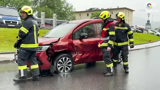 Kreuzungskollision in Schlierbach fordert zwei Verletzte.