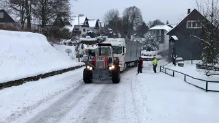 ZT 303 schleppt LKW ab im Schnee