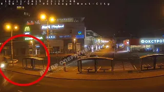 Видео момента ДТП - автомобили снесли остановку у Мост-сити в Днепре