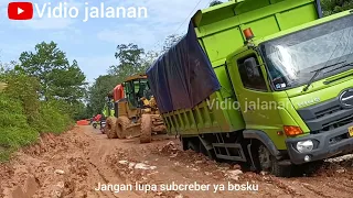 Dua Alat berat dikerahkan untuk evakuasi‼️Dua unit truk yg terpuruk diruas jalan