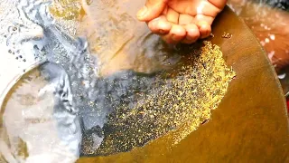 WOW,..! THIS IS THE PROCESS OF SEPARATE GOLD WITH BLACK SAND/IRON SAND || TRADITIONAL GOLD PANNER