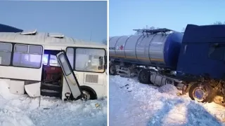 Смертельное Дтп в Новосибирской области 26.12.2020 столкнулись грузовик и автобус. Есть погибшие.