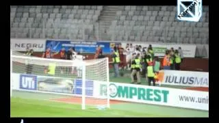 Keeper attacks player after penalty, goes mental (Uni Cluj v CFR Cluj)