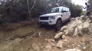 Mcbrides Beach NSW - Land Rover Discovery 4 ( LR4) off road, very tough steep track